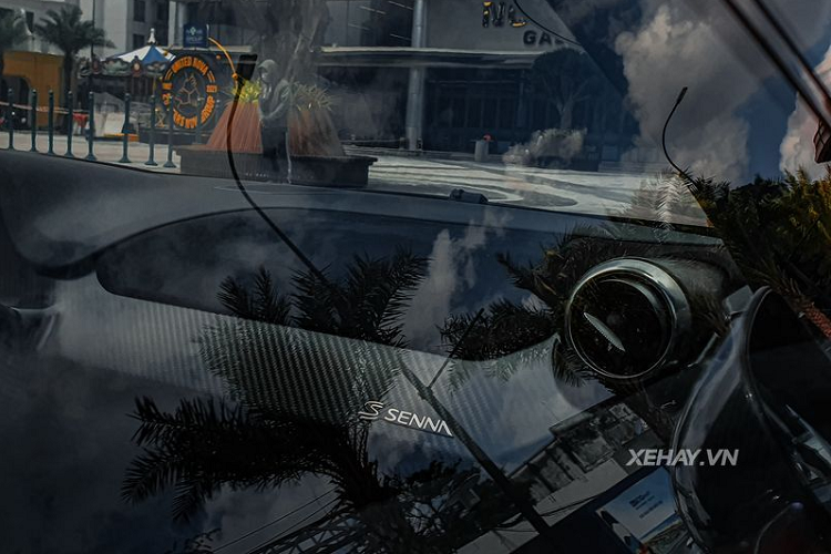 Ở phía sau, hypercar triệu đô thu hút ánh nhìn của người xung quanh nhờ cánh gió sợi carbon cỡ lớn, hệ thống ống xả kép đặt trên cao độc đáo và bộ chia gió hầm hố dưới gầm cũng được làm từ sợi carbon.