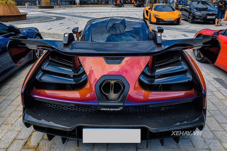 Điểm ấn tượng nhất của siêu phẩm McLaren Senna này chính là màu sơn ngoại thất Cerberus Pearl, được tạo nên bởi các sắc độ xanh - tím - vàng - cam, có thể thay đổi sắc độ theo góc nhìn. Trên thế giới, chỉ có 3 chiếc Senne (trong tổng số 500 chiếc) được hoàn thiện trong màu sơn trị giá hơn 28.000 USD (khoảng 650 triệu đồng).