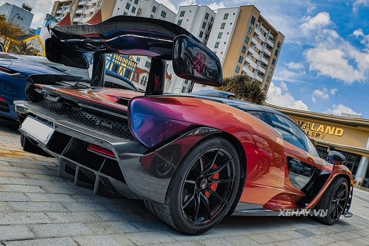 Ngoài chương trình sơn đặc biệt, McLaren Senna của đại gia ngành thẩm mỹ còn có loạt chi tiết cá nhân hóa đáng chú ý khác như nắp ca-pô sợi carbon, bộ mâm 9 chấu đơn, cùm phanh vàng, phanh gốm hiệu suất cao bằng carbon...