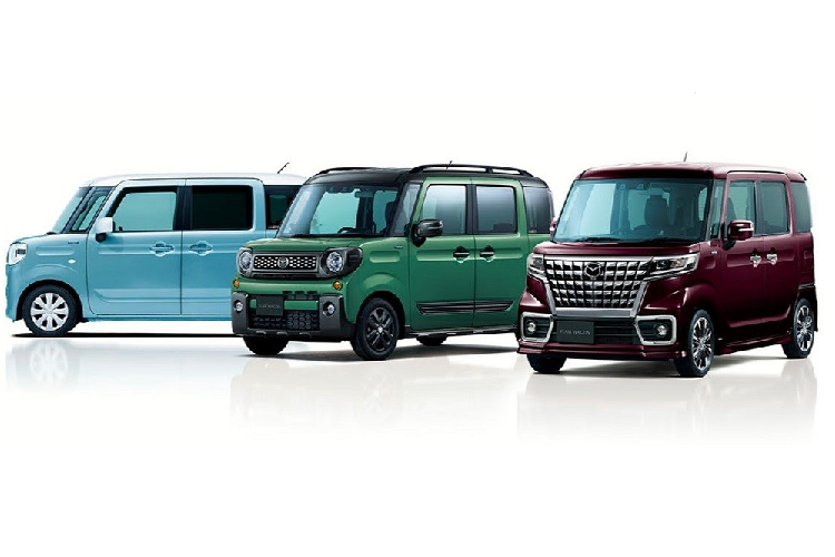 Ở bản thường, Mazda Flair Wagon thế hệ mới được trang bị lưới tản nhiệt với 4 nan mạ crôm nằm ngang, tích hợp logo của nhà sản xuất. Nằm hai bên lưới tản nhiệt là cụm đèn pha hình chữ nhật khá lớn. Bên dưới là hốc gió trung tâm rộng với nẹp nằm ngang ở giữa, sơn cùng màu với thân xe và tích hợp khung lắp biển số. Ngoài ra, Mazda Flair Wagon 2022 bản thường còn có vành la-zăng đa chấu với thiết kế khá đơn giản.