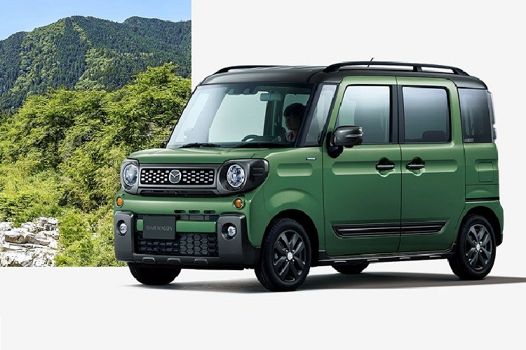 So với 2 bản thường và bản Custom, Mazda Flair Wagon 2022 bản Tough có thiết kế ngoại thất hầm hố hơn cả. Điều này được thể hiện qua viền màu đen bao quanh lưới tản nhiệt và đèn pha. Lưới tản nhiệt của bản Tough có kích thước nhỏ và đi kèm mắt lưới dạng điểm mạ crôm. Trong khi đó, đèn pha của phiên bản này có thiết kế tròn trịa theo phong cách cổ điển.