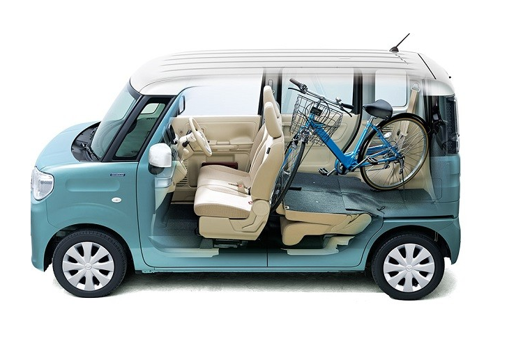 Những trang bị đáng chú ý khác của xe bao gồm kính lái cũng như kính cửa sổ hàng ghế trước chống tia UV và tia hồng ngoại. Trong khi đó, hàng ghế sau đi kèm rèm che nắng.