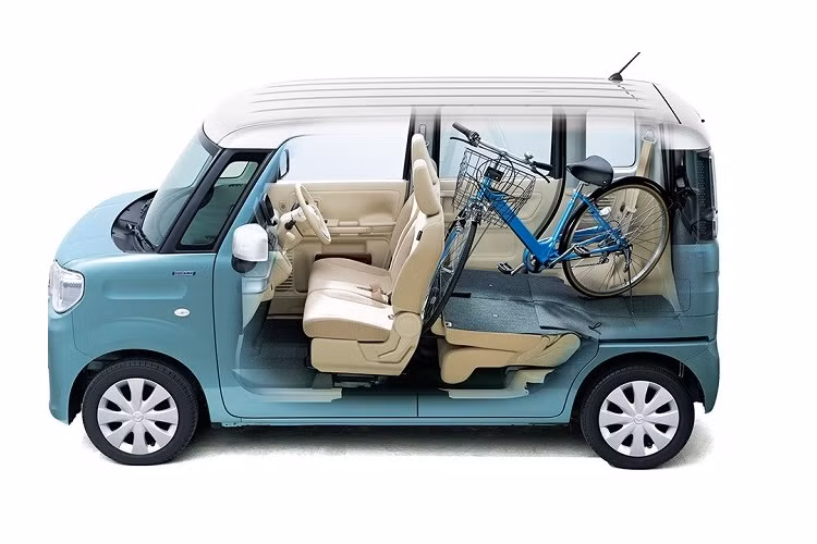 Những trang bị đáng chú ý khác của xe bao gồm kính lái cũng như kính cửa sổ hàng ghế trước chống tia UV và tia hồng ngoại. Trong khi đó, hàng ghế sau đi kèm rèm che nắng.