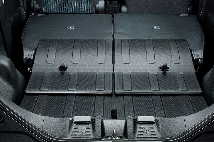 Hai ghế sau của Mazda Flair Wagon 2022 có thể gập xuống để tăng thể tích khoang hành lý. Khi cần chở những đồ vật dài, người dùng có thể gập cả ghế phụ lái xuống. Ngoài ra, hai ghế trước của xe có thể ngửa ra phía sau, tạo thành chiếc giường để nằm. Riêng khoang hành lý còn được trang bị sàn chống trượt. Bên cạnh đó là tính năng sưởi ở hai ghế trước và hệ thống sưởi ấm chân dành cho hành khách phía sau.