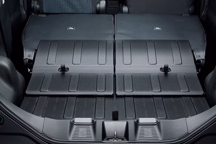 Hai ghế sau của Mazda Flair Wagon 2022 có thể gập xuống để tăng thể tích khoang hành lý. Khi cần chở những đồ vật dài, người dùng có thể gập cả ghế phụ lái xuống. Ngoài ra, hai ghế trước của xe có thể ngửa ra phía sau, tạo thành chiếc giường để nằm. Riêng khoang hành lý còn được trang bị sàn chống trượt. Bên cạnh đó là tính năng sưởi ở hai ghế trước và hệ thống sưởi ấm chân dành cho hành khách phía sau.