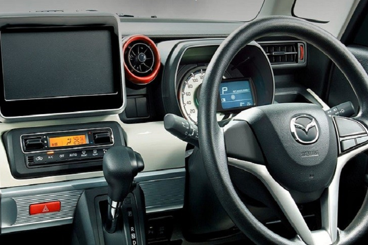 Bên trong Mazda Flair Wagon 2022 là không gian nội thất 2 hàng ghế. Xe được trang bị vô lăng 3 chấu tích hợp phím chức năng, màn hình đa thông tin nhỏ trong bảng đồng hồ, màn hình thông tin giải trí nằm độc lập trên mặt táp-lô và màn hình hiển thị thông tin kính lái. Hệ thống điều hòa của xe cũng đi kèm một màn hình nhỏ, nằm giữa 2 nút chỉnh dạng cơ.