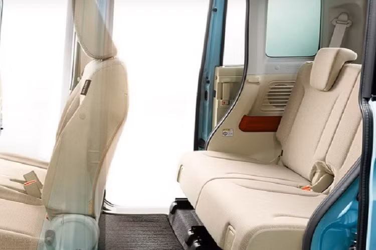 Dù ở phiên bản nào, Mazda Flair Wagon 2022 cũng có chiều dài 3.395 mm, chiều rộng 1.475 mm, chiều cao 1.695 mm và chiều dài cơ sở 2.460 mm. Thêm vào đó là cửa trượt bên sườn, có thể đóng/mở bằng nút bấm.