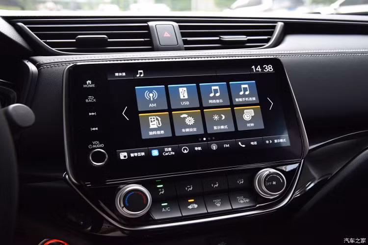 Kích thước kể trên mang đến không gian nội thất khá rộng rãi cho xe. Khi mua Honda Crider mới, khách hàng Trung Quốc có thể chọn nội thất màu đen tuyền hoặc phối 2 màu. Sự thay đổi lớn nhất của nội thất nằm ở màn hình thông tin giải trí mới với kích thước tăng lên đáng kể. Màn hình này hỗ trợ kết nối với điện thoại thông minh, hệ thống định vị, kết nối Bluetooth đồng thời có giao diện đẹp hơn trước.