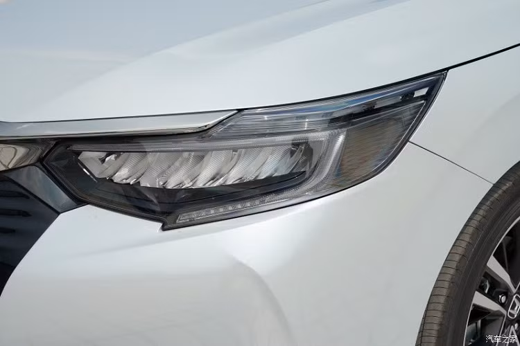 Honda Crider 2022 mới chỉ là phiên bản nâng cấp nhẹ nên không thay đổi quá nhiều trong thiết kế ngoại thất và nội thất. Ở phiên bản 2022, mẫu sedan cỡ B này tiếp tục được áp dụng thiết kế "Solid Wing Face" đặc trưng của thương hiệu Honda. Do đó, trên lưới tản nhiệt vẫn xuất hiện nẹp mạ crôm nối liền với logo hãng. Tuy nhiên, nẹp mạ crôm này được thiết kế rộng hơn và thẳng thớm hơn trước.