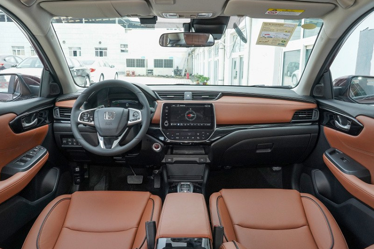 Khác với đầu xe, thiết kế bên sườn của Honda Crider 2022 được bê nguyên từ phiên bản cũ sang. Mẫu sedan cỡ B này vẫn đi kèm đường vai xe kép và bộ vành hợp kim nhôm 5 chấu kép phối 2 màu thể thao. Thiết kế vành la-zăng tất nhiên sẽ thay đổi tùy theo phiên bản.