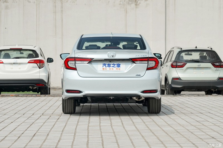 Cuối cùng là những trang bị an toàn như hệ thống hỗ trợ đỗ xe, cảm biến đỗ xe, cảnh báo chệch làn đường và cảnh báo va chạm sớm.