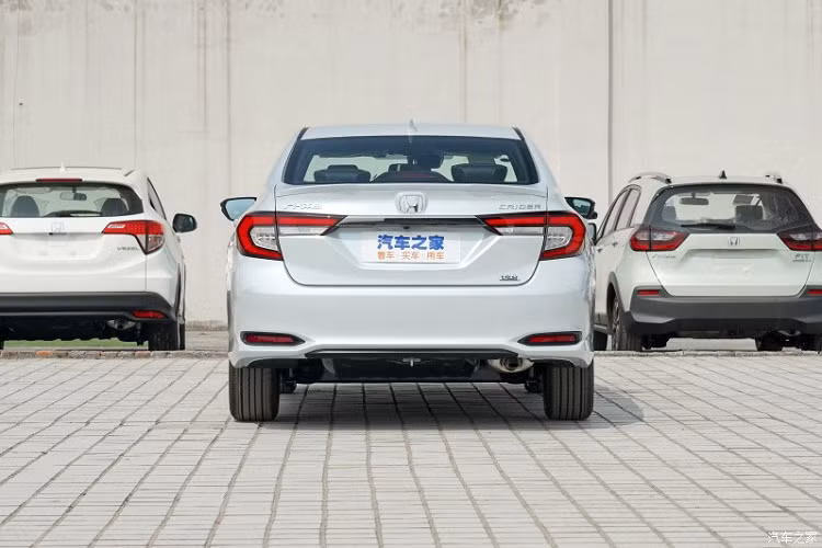 Cuối cùng là những trang bị an toàn như hệ thống hỗ trợ đỗ xe, cảm biến đỗ xe, cảnh báo chệch làn đường và cảnh báo va chạm sớm.