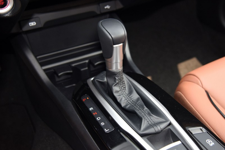 Chưa hết, tùy thuộc vào phiên bản, Honda Crider 2022 còn dùng cần số truyền thống hoặc nút chuyển số. Những trang bị đáng chú ý khác của xe bao gồm phanh đỗ xe điện tử, tính năng tự động giữ phanh tạm thời, camera lùi và cửa sổ trời.