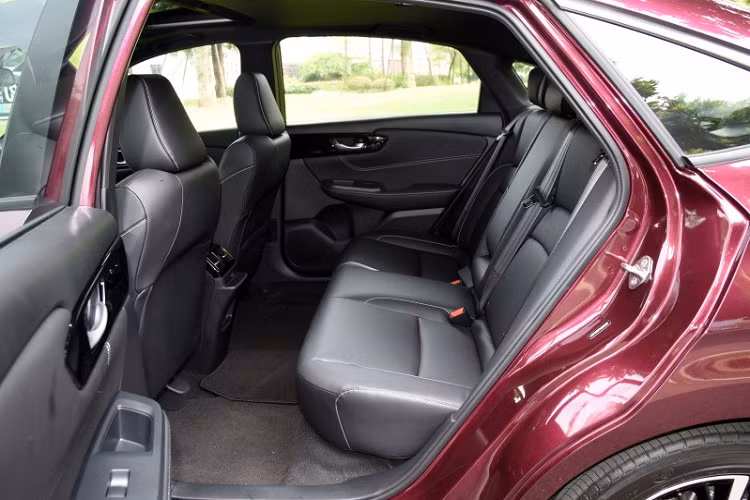 Đằng sau, Honda Crider 2022 được trang bị đèn hậu hình chữ "C" giống Civic thế hệ cũ. Trong khi đó, cản sau và đèn phản quang của xe đã được thay mới sao cho nổi bật hơn trước. Thiết kế đuôi xe của Honda Crider 2022 được đánh giá là có khá nhiều chỗ trống, tạo cảm giác đơn giản và gọn gàng.