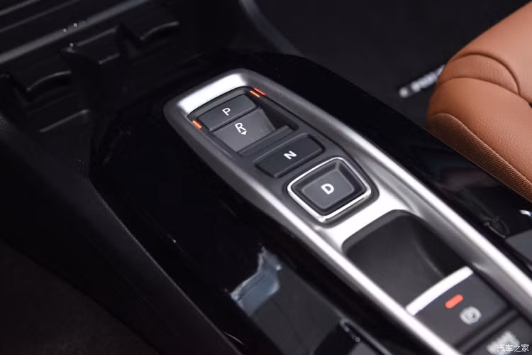 Vì chỉ là phiên bản nâng cấp nhẹ nên Honda Crider 2022 không thay đổi về động cơ. Ở thị trường Trung Quốc, mẫu sedan cỡ B này có 2 tùy chọn động cơ. Đầu tiên là động cơ xăng 3 xi-lanh, tăng áp, dung tích 1.0L, sản sinh công suất tối đa 122 mã lực và mô-men xoắn cực đại 173 Nm giống Honda City ở thị trường Thái Lan. Động cơ này đồng hành cùng hộp số sàn 6 cấp hoặc hộp số biến thiên vô cấp CVT.