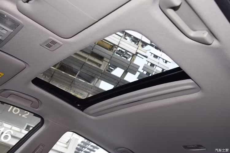 Thứ hai là hệ truyền động hybrid, bao gồm máy xăng 4 xi-lanh, dung tích 1.5L và mô-tơ điện, tạo ra công suất tổng cộng 154 mã lực. Lượng xăng tiêu thụ trung bình của Honda Crider 2022 chỉ dừng ở mức 4 lít/100 km.