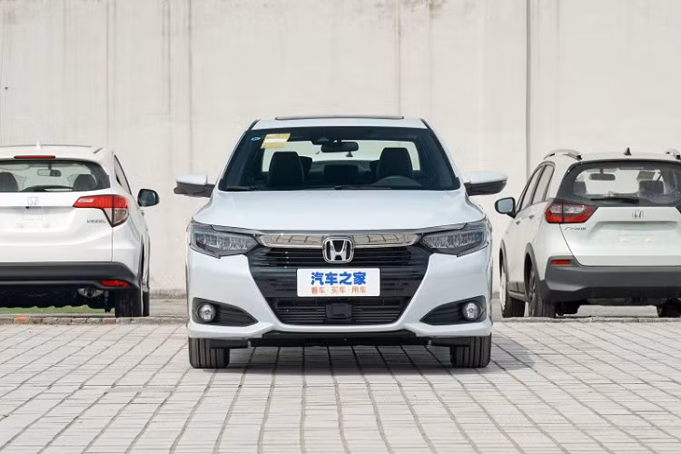 So với Envix, mẫu xe sedan Honda Crider ra đời sớm hơn, cụ thể là vào năm 2013. Dự kiến, trong triển lãm Ô tô Thiên Tân 2021 sắp diễn ra tại Trung Quốc từ ngày 29/9 tới đây, hãng Honda sẽ vén màn phiên bản mới của Crider. Trước thời điểm đó, mẫu xe này đã xuất hiện tại đại lý ở Trung Quốc