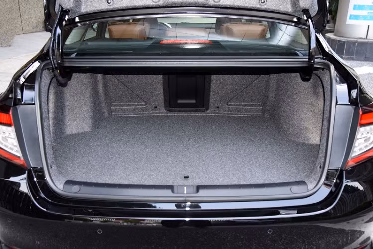 Cũng giống phiên bản cũ, Crider 2022 sở hữu kích thước nhỉnh hơn Honda City hiện đang bán ở Việt Nam. Theo đó, xe có chiều dài 4.766 mm, chiều rộng 1.804 mm, chiều cao 1.509 mm và chiều dài cơ sở 2.730 mm. So với phiên bản cũ, xe chỉ dài hơn 10 mm. Tuy thuộc phân khúc sedan cỡ B nhưng Crider trên thực tế có chiều dài cơ sở chỉ ngắn hơn 3 mm so với Honda Civic thế hệ mới.