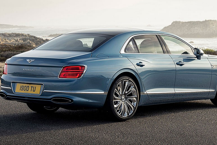 Được miêu tả là Bentley Flying Spur sang trọng nhất từ trước đến nay, xe sở hữu bộ vành hợp kim 22 inch bóng loáng. Bên sườn, xe có biểu tượng Flying B sau chắn bùn trước và ốp gương ngoại thất màu bạc satin.