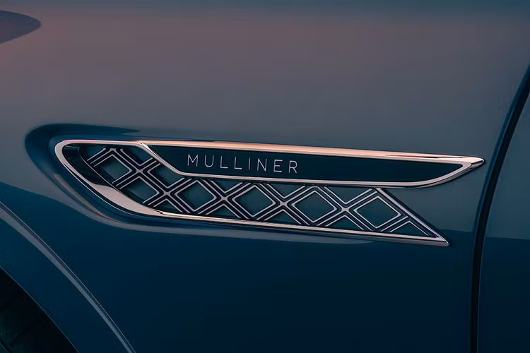 Bước vào bên trong Bentley Flying Spur Mulliner 2022, khách hàng sẽ bắt gặp một số chi tiết nổi bật như nội thất bọc da phối 3 màu và ốp bậc cửa phát sáng. Ghế của Bentley Flying Spur Mulliner 2022 được khâu hình quả trám sang trọng. Theo hãng Bentley, mỗi hình quả trám này được tạo ra bằng 712 mũi khâu.