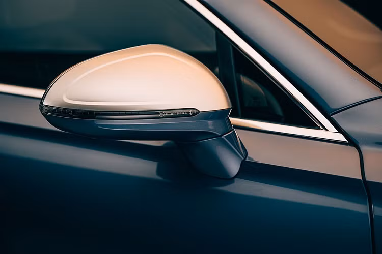 Khi mua xe, khách hàng có thể chọn 1 trong 8 cách phối màu nội thất khác nhau. Riêng chiếc Bentley Flying Spur Mulliner 2022 trong ảnh do hãng tung ra được trang bị nội thất bọc da màu xanh đậm Imperial Blue trên cụm điều khiển trung tâm, mặt cửa và bệ tì tay trung tâm. Trong khi đó, chất liệu da màu nâu nhạt Camel được dùng cho ghế. Trên mặt táp-lô, mặt cửa và ghế xuất hiện những điểm nhấn màu trắng.