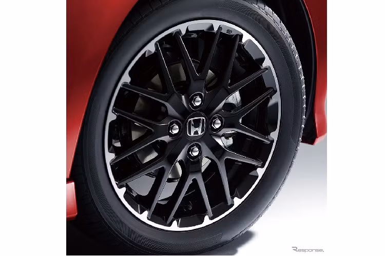 Một điểm nhấn đáng chú ý nữa của Honda N-Box 2021 bản thường chính là sơn ngoại thất phối 2 màu mới. Theo đó, xe có những chi tiết sơn màu nâu như nóc, vỏ gương ngoại thất và một phần của vành la-zăng.