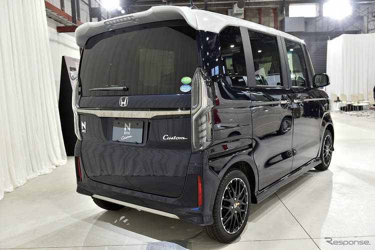 Ở phiên bản Custom, Honda N-Box 2021 sở hữu thiết kế thể thao hơn với cụm đèn pha thanh mảnh hơn. Chưa hết, lưới tản nhiệt trên của xe còn ăn sâu vào cụm đèn pha khiến chi tiết này được chia thành 2 tầng riêng biệt.