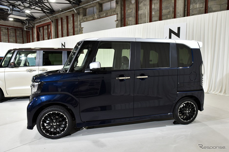 Nguồn cung cấp sức mạnh cho Honda N-Box 2021 vẫn là động cơ xăng 3 xi-lanh, DOHC, dung tích 658 cc theo quy định dành cho xe kei car tại Nhật Bản. Động cơ này có cả phiên bản hút khí tự nhiên và tăng áp. Phiên bản hút khí tự nhiên tạo ra công suất tối đa 58 mã lực và mô-men xoắn cực đại 65 Nm đồng thời tiêu thụ lượng xăng trung bình 27 km/lít (khoảng 3,7 lít/100 km). Những con số tương ứng của phiên bản tăng áp là 64 mã lực, 104 Nm và 25,6 km/lít (3,9 lít/100 km).