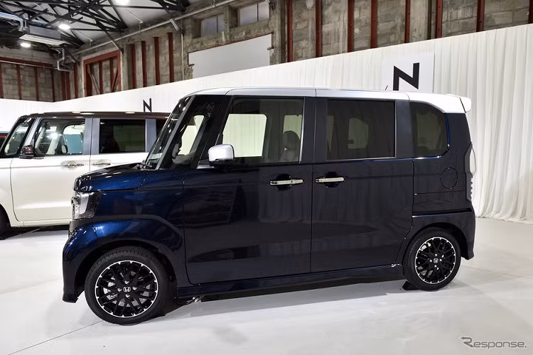 Nguồn cung cấp sức mạnh cho Honda N-Box 2021 vẫn là động cơ xăng 3 xi-lanh, DOHC, dung tích 658 cc theo quy định dành cho xe kei car tại Nhật Bản. Động cơ này có cả phiên bản hút khí tự nhiên và tăng áp. Phiên bản hút khí tự nhiên tạo ra công suất tối đa 58 mã lực và mô-men xoắn cực đại 65 Nm đồng thời tiêu thụ lượng xăng trung bình 27 km/lít (khoảng 3,7 lít/100 km). Những con số tương ứng của phiên bản tăng áp là 64 mã lực, 104 Nm và 25,6 km/lít (3,9 lít/100 km).