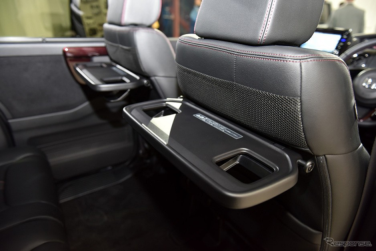 Không chỉ thay đổi nhẹ trong thiết kế, Honda N-Box 2021 còn được bổ sung hệ thống an toàn Honda Sensing, tương tự người anh em N-One 2021. Gói an toàn này bao gồm cảm biến đỗ xe thông minh phía sau, phanh tự động ngăn va chạm và phanh tự động khi người lái đạp nhầm chân ga.