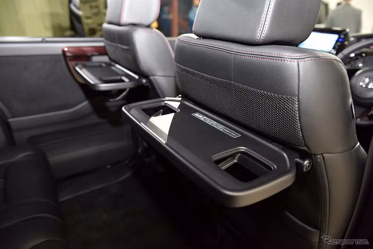 Không chỉ thay đổi nhẹ trong thiết kế, Honda N-Box 2021 còn được bổ sung hệ thống an toàn Honda Sensing, tương tự người anh em N-One 2021. Gói an toàn này bao gồm cảm biến đỗ xe thông minh phía sau, phanh tự động ngăn va chạm và phanh tự động khi người lái đạp nhầm chân ga.