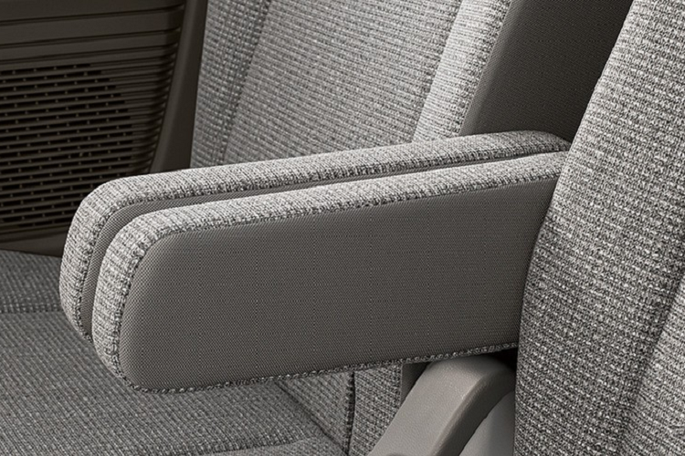 So với bản thường, cản trước của Honda N-Box Custom 2021 có thiết kế hầm hố hơn và đi kèm 2 đèn sương mù nằm ngang. Bao quanh 2 góc của cản trước là đường viền mạ crôm hình chữ C quay vào nhau. Ngoài ra, xe còn có biển số trước nằm giữa đầu xe thay vì lệch sang bên phải như bản thường và bộ vành hợp kim mới.