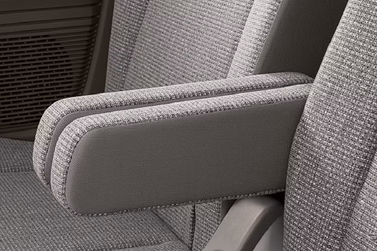 So với bản thường, cản trước của Honda N-Box Custom 2021 có thiết kế hầm hố hơn và đi kèm 2 đèn sương mù nằm ngang. Bao quanh 2 góc của cản trước là đường viền mạ crôm hình chữ C quay vào nhau. Ngoài ra, xe còn có biển số trước nằm giữa đầu xe thay vì lệch sang bên phải như bản thường và bộ vành hợp kim mới.