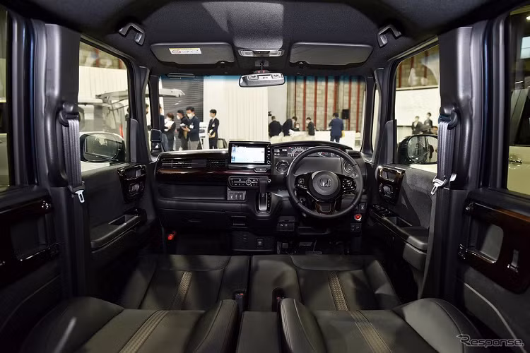 Trong khi đó, Honda N-Box 2021 bản Custom đi kèm nội thất với tông màu đen chủ đạo. Khác với bản thường, Honda N-Box Custom 2021 lại được trang bị vô lăng, cần số và ghế bọc da. Đây là mẫu xe kei car đầu tiên của hãng Honda được trang bị nội thất bọc da tổng hợp toàn bộ, mang đến vẻ sang trọng hơn.