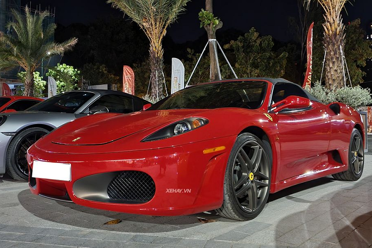 “Trái tim” của Ferrari F430 Spider tại Việt Nam là cỗ máy V8 4.3L sản sinh công suất 483 mã lực và mô-men xoắn cực đại 465 Nm kết hợp với hộp số sàn 6 cấp F430 Spider có thể tăng tốc từ 0-96 km/h trong 3,6 giây trước khi cán vận tốc tối đa 300 km/h.