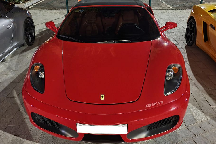 “Ngoại hình” ấn tượng của siêu xe Ferrari F430 Spider là thành quả của sự hợp giữa Pininfarina và Ferrari. Phần đầu xe được lấy cảm hứng từ mẫu xe đua huyền thoại 156 Dino Sharknose với hai hốc gió lớn sơn đen ở cản trước. “Cặp mắt” của Ferrari 430 Spider có tạo hình khá đơn giản với đèn pha bi-xenon, đèn LED chạy ngày và đèn báo rẽ.