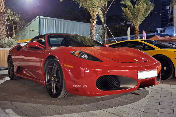 Đây là chiếc Ferrari F430 Spider hàng hiếm từng bị hải quan thu giữ trong vụ án buôn lậu của Hà Tuấn Dũng (Dũng "Mặt sắt”) vào tháng 5/2013. Sau một thời gian, siêu xe Ý đã được thông quan và được một đại lý chuyên kinh doanh siêu xe ở TP HCM mua lại. Mặc dù lai lịch có chút “không trong sạch”, nhưng sức hấp dẫn của siêu xe Ý là không thể chối cãi.
