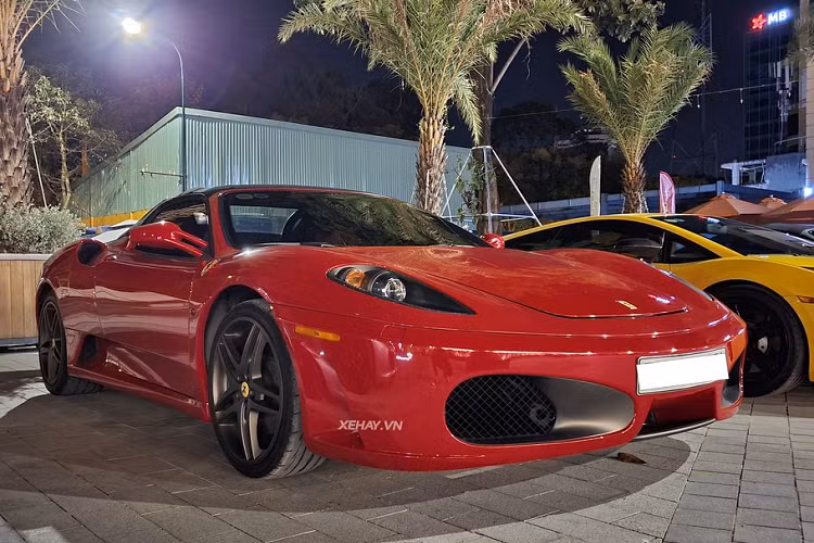 Siêu xe Ý "cưỡi trên" bộ la-zăng 5 chấu kép sơn nâu nhám đi kèm cùm phanh màu đỏ thể thao nổi bật. Ngoài ra, chiếc Ferrari F430 Spider này cũng đã được độ lại bộ ống xả hàng hiệu IPE cho ra âm thanh khủng khiếp và uy lực hơn rất nhiều.