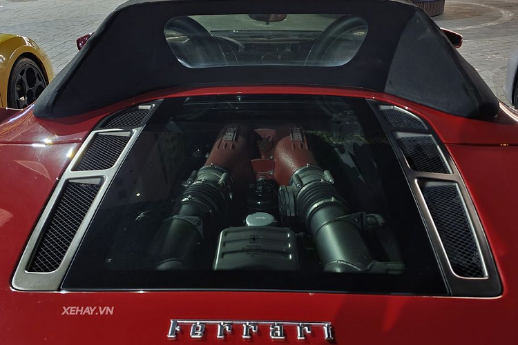 Dù trải qua hàng chục năm có mặt trên thị trường nhưng Ferrari F430 Spider vẫn không hề kém “mốt”. Thậm chí, một số thiết kế đặc trưng trên F430 vẫn được Ferrari áp dụng cho những mẫu xe về sau, ví dụ như đèn hậu hai bóng tách biệt cũng xuất hiện trên 812, F8 và SF90.