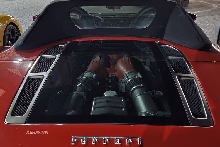 Dù trải qua hàng chục năm có mặt trên thị trường nhưng Ferrari F430 Spider vẫn không hề kém “mốt”. Thậm chí, một số thiết kế đặc trưng trên F430 vẫn được Ferrari áp dụng cho những mẫu xe về sau, ví dụ như đèn hậu hai bóng tách biệt cũng xuất hiện trên 812, F8 và SF90.