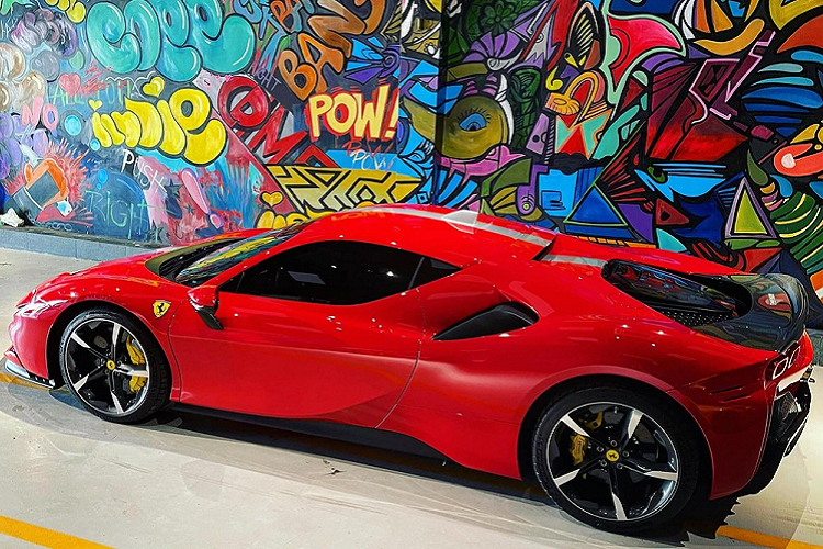 Sức mạnh của động cơ plug-in hybrid đã cho phép siêu phẩm Ferrari SF90 Stradale có thể tăng tốc từ vị trí xuất phát lên 100 km/h trong thời gian 2,5 giây, thêm 4,2 giây để tăng tốc lên 200 km/h trước khi đạt vận tốc tối đa 340 km/h.