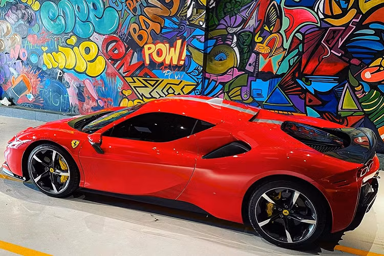 Sức mạnh của động cơ plug-in hybrid đã cho phép siêu phẩm Ferrari SF90 Stradale có thể tăng tốc từ vị trí xuất phát lên 100 km/h trong thời gian 2,5 giây, thêm 4,2 giây để tăng tốc lên 200 km/h trước khi đạt vận tốc tối đa 340 km/h.