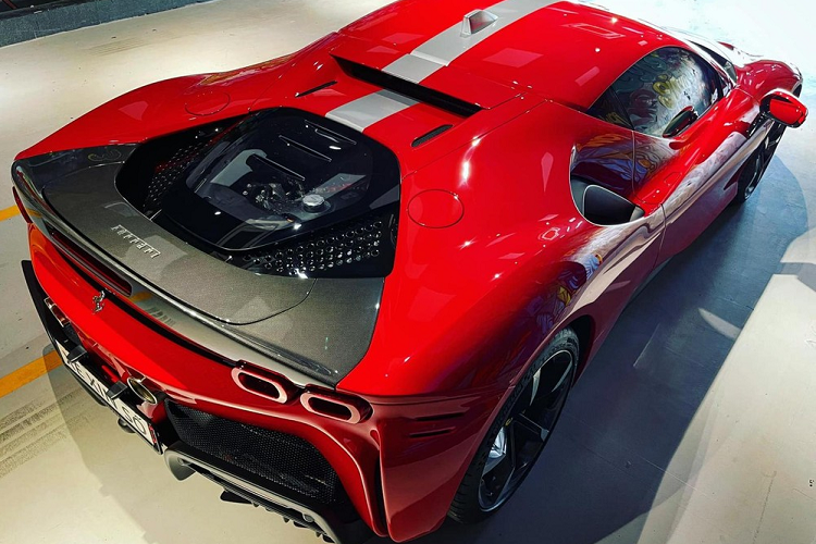 Ngoài ra, Ferrari SF90 Stradale có thể hoàn thành quãng đường 25 km chỉ bằng mô-tơ điện trên cầu trước.