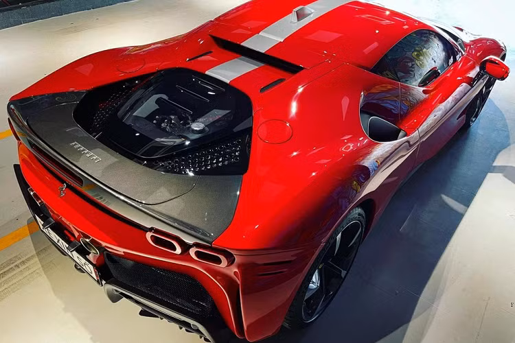 Ngoài ra, Ferrari SF90 Stradale có thể hoàn thành quãng đường 25 km chỉ bằng mô-tơ điện trên cầu trước.