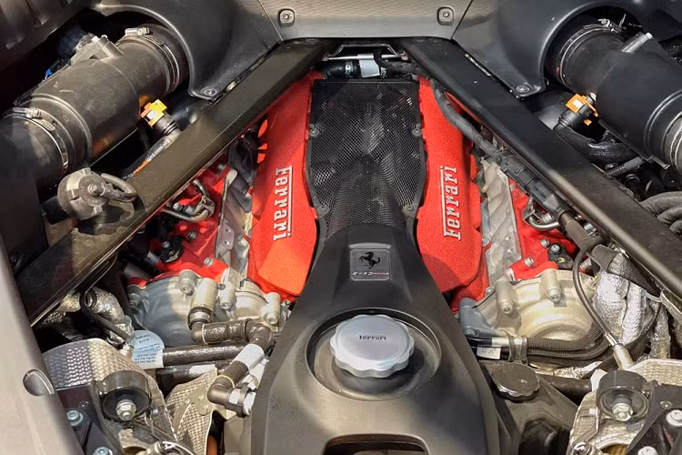 Cung cấp năng lượng cho 3 mô-tơ điện có tổng công suất 217 mã lực này là cụm pin lithium-ion 7,9 kWh. Kết hợp 3 mô-tơ điện với động cơ xăng V8, siêu xe hybrid Ferrari SF90 Stradale có tổng công suất tối đa gần 1.000 mã lực. Ferrari SF90 Stradale chính là siêu xe plug-in hybrid đầu tiên trong lịch sử của hãng Ferrari.