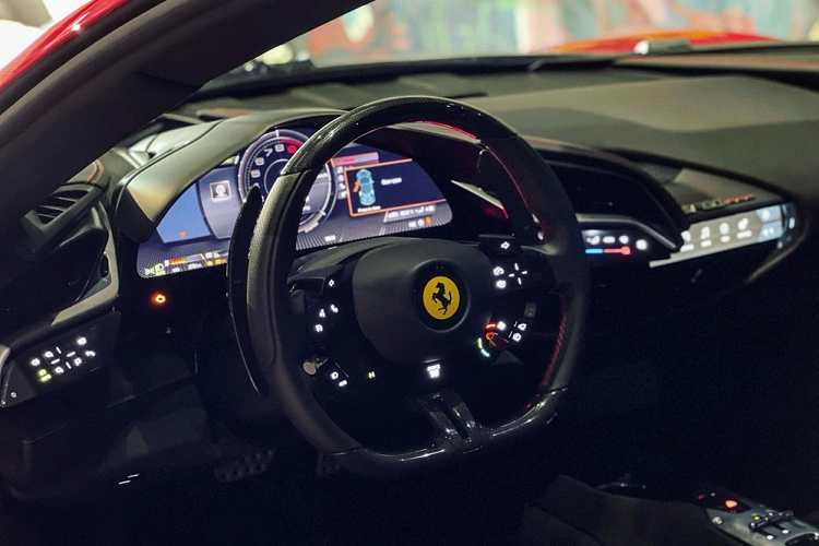 SF90 Stradale hiện đang là chiếc siêu xe Ferrari mạnh nhất thế giới, điều này đã giúp cho dòng siêu xe hybrid này nhận được không ít sự quan tâm của giới nhà giàu thế giới. Siêu xe Ferrari SF90 Stradale được trang bị động cơ xăng V8, tăng áp, dung tích 4.0 lít, sản sinh công suất tối đa 769 mã lực và mô-men xoắn cực đại 800 Nm. Động cơ này kết hợp với hệ thống hybrid bao gồm 3 mô-tơ điện.