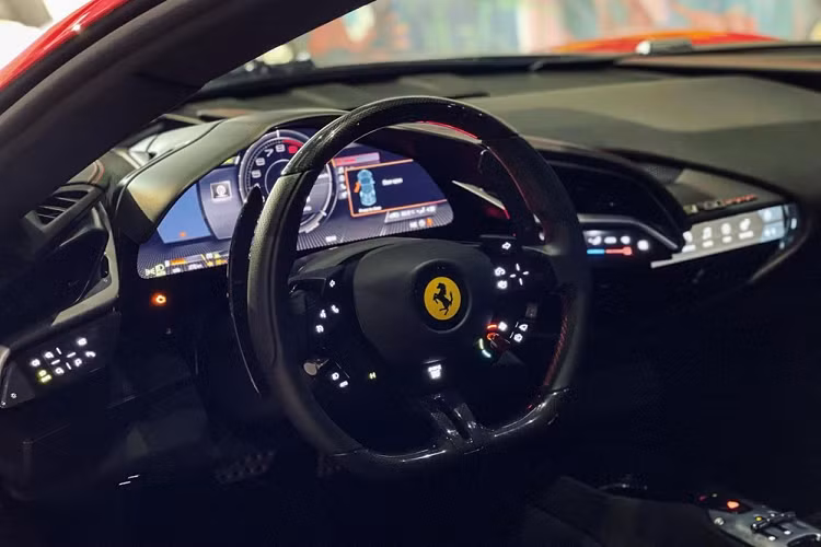 SF90 Stradale hiện đang là chiếc siêu xe Ferrari mạnh nhất thế giới, điều này đã giúp cho dòng siêu xe hybrid này nhận được không ít sự quan tâm của giới nhà giàu thế giới. Siêu xe Ferrari SF90 Stradale được trang bị động cơ xăng V8, tăng áp, dung tích 4.0 lít, sản sinh công suất tối đa 769 mã lực và mô-men xoắn cực đại 800 Nm. Động cơ này kết hợp với hệ thống hybrid bao gồm 3 mô-tơ điện.