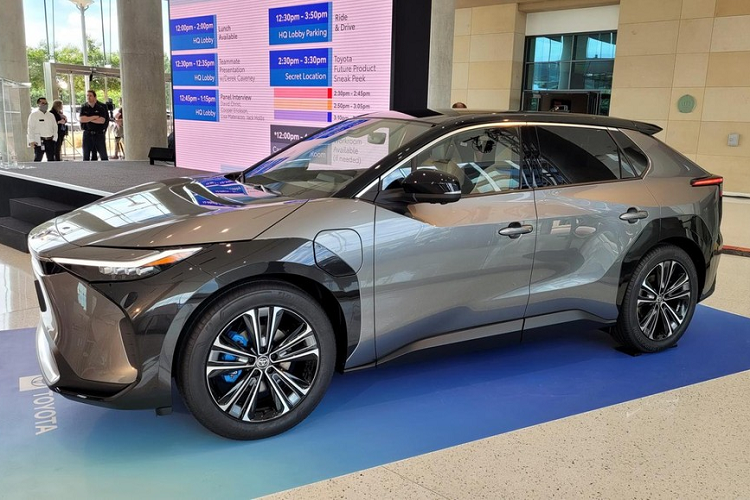 Tại triển lãm Ô tô Thượng Hải 2021 diễn ra vào cuối tháng 4 năm nay, hãng Toyota đã vén màn mẫu xe concept hoàn toàn mới mang tên Toyota bZ4X hoàn toàn mới. Sau 1 tháng, hãng Toyota lại mang bZ4X đến trưng bày ở nước Mỹ trong sự kiện ra mắt hàng loạt xe như Corolla Cross, Tacoma, GR 86 và GR Supra A91-CF Edition tại bang Texas.