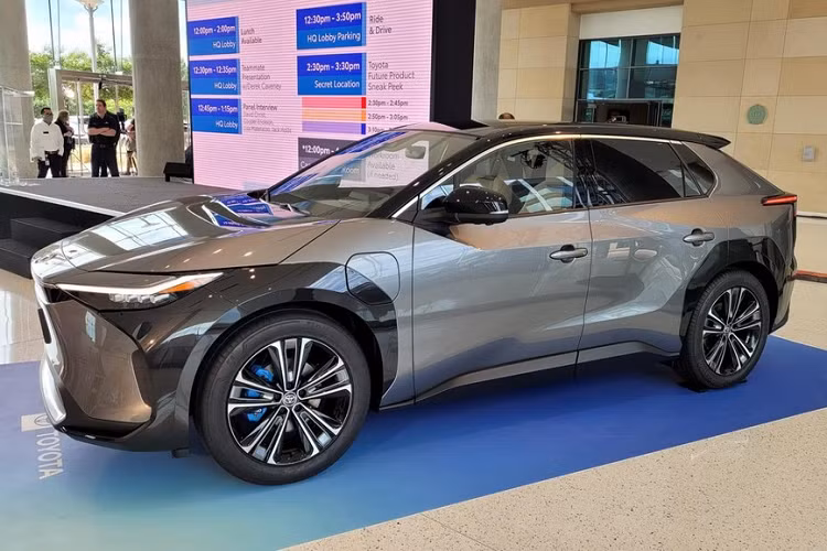 Tại triển lãm Ô tô Thượng Hải 2021 diễn ra vào cuối tháng 4 năm nay, hãng Toyota đã vén màn mẫu xe concept hoàn toàn mới mang tên Toyota bZ4X hoàn toàn mới. Sau 1 tháng, hãng Toyota lại mang bZ4X đến trưng bày ở nước Mỹ trong sự kiện ra mắt hàng loạt xe như Corolla Cross, Tacoma, GR 86 và GR Supra A91-CF Edition tại bang Texas.