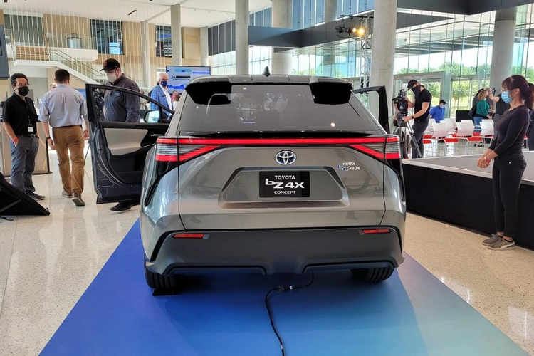 Trên đầu xe, bZ4X không được trang bị lưới tản nhiệt cỡ lớn đặc trưng của thương hiệu Toyota vì đây là ô tô điện. Thay vào đó, Toyota bZ4X có ốp màu đen bóng nằm giữa 2 đèn pha, tích hợp cảm biến. Bên dưới là hốc gió trung tâm khá lớn với viền mạ crôm.